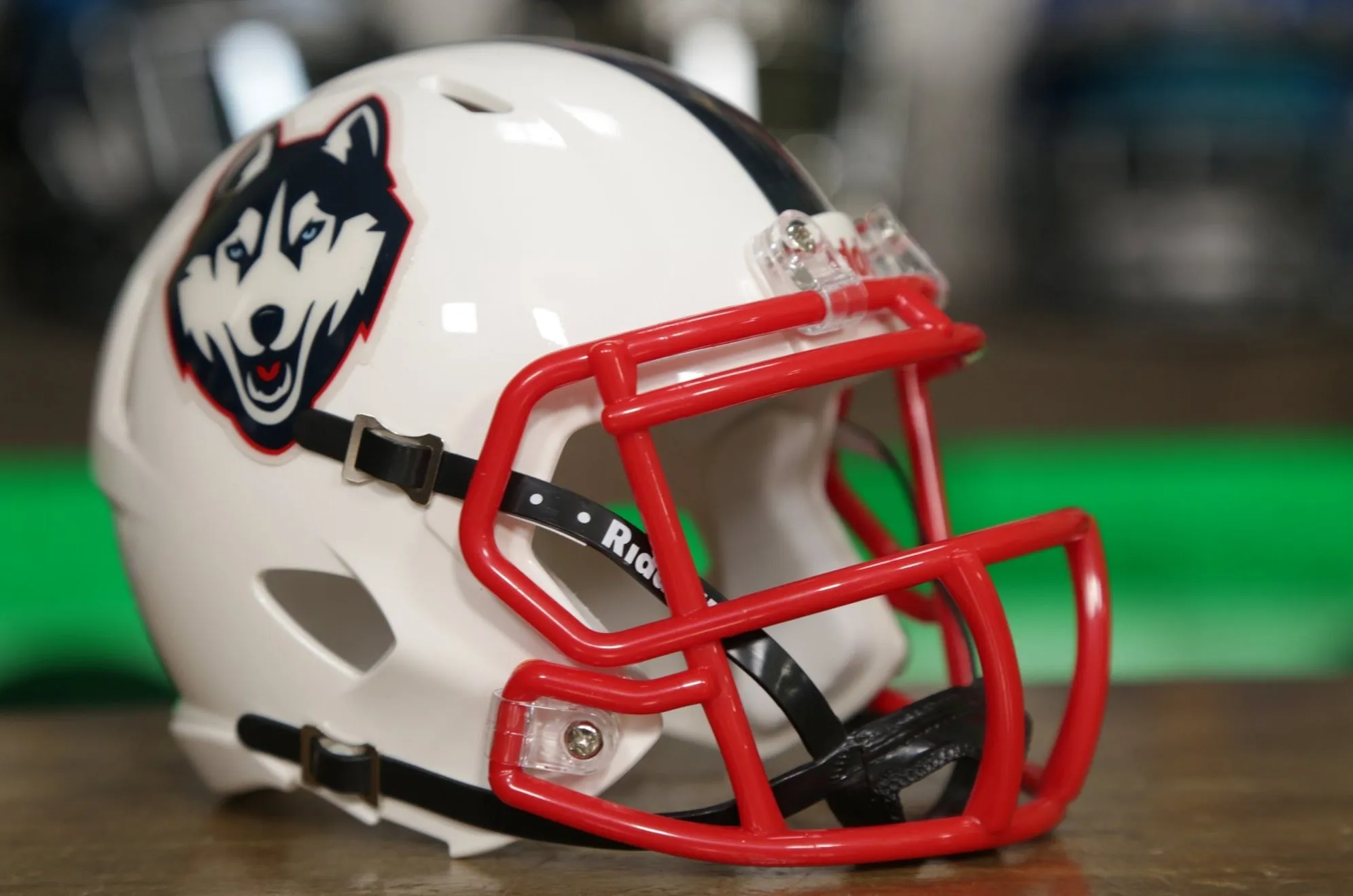 Connecticut Huskies Riddell Speed Mini Helmet - White